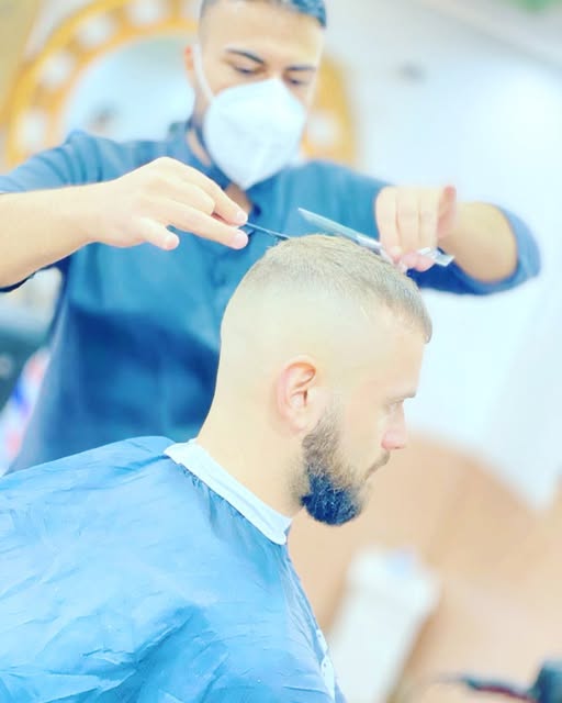 Ein Barbier von Xatar beim Schneiden